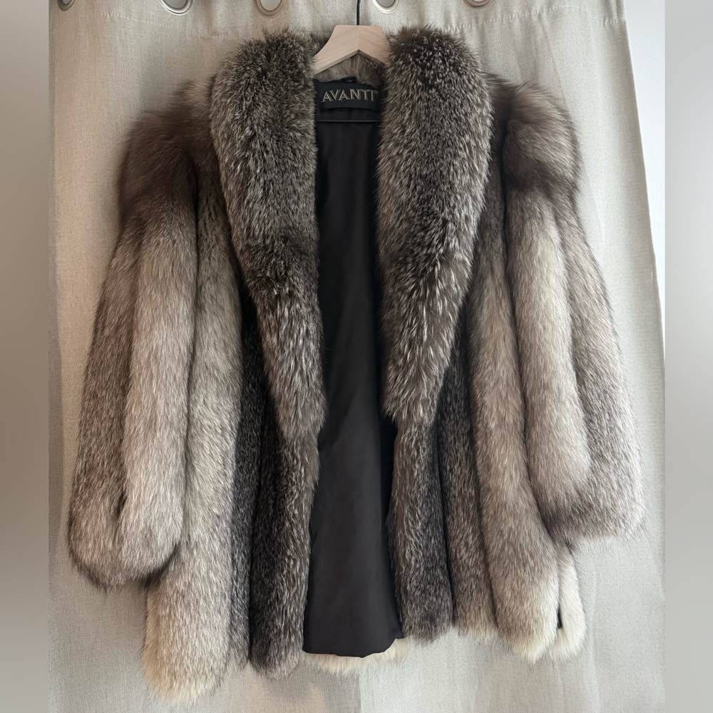Avanti Silver-Toned Luxurious Genuine Fox Fur Coat with Plush Collar